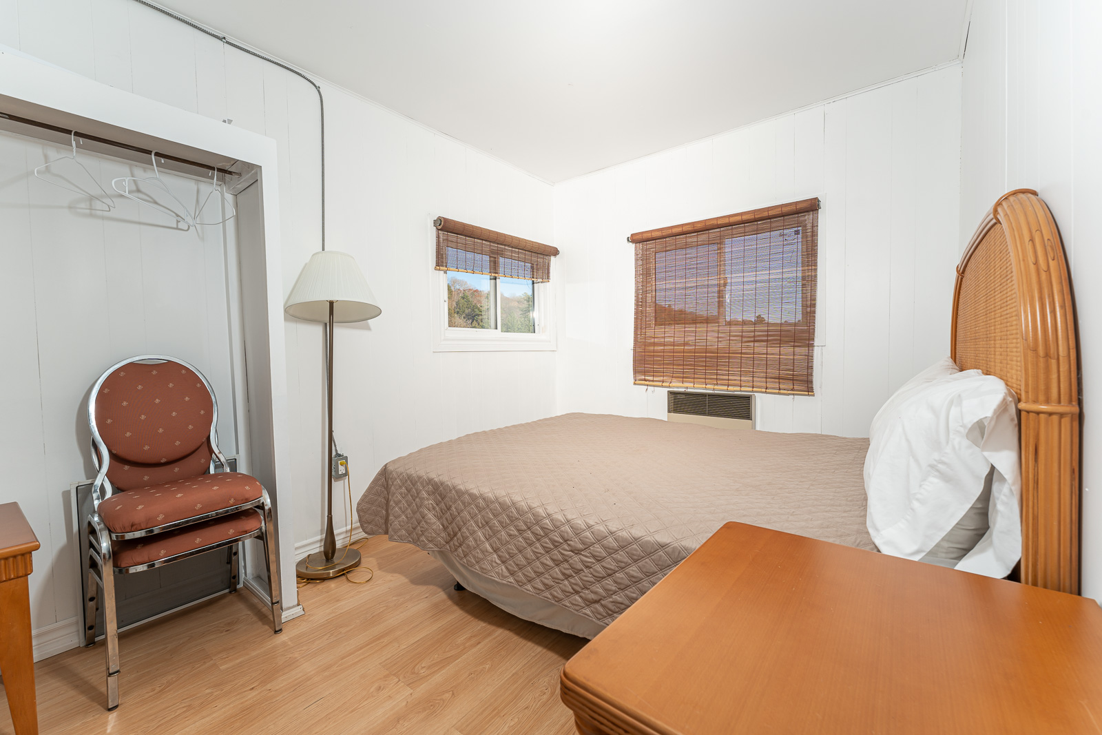 Deluxe two-bedroom cottage waterfront setting